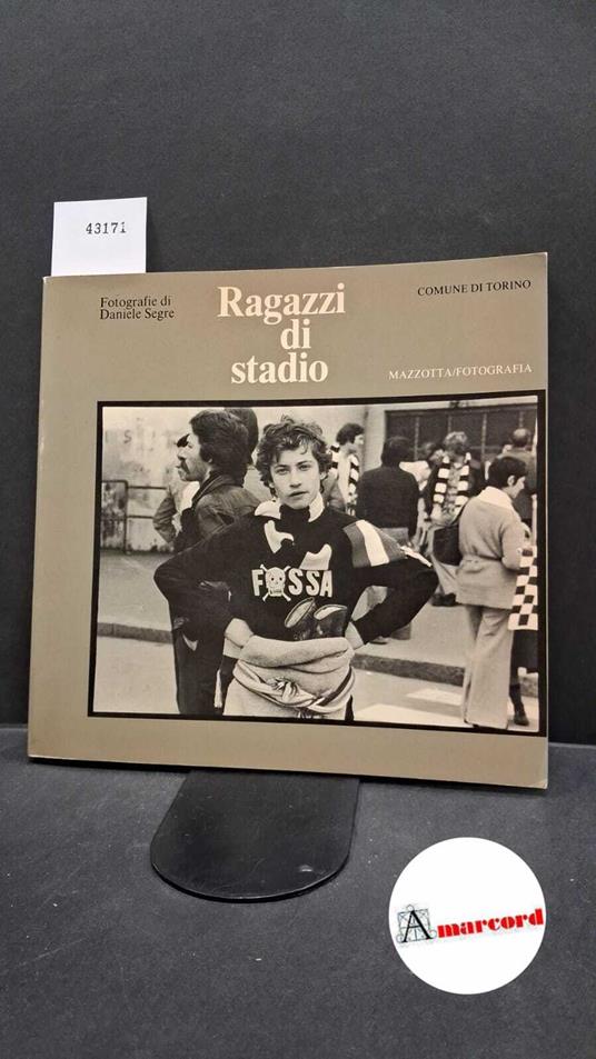 Rusconi, Gian Enrico. , Alfieri, Fiorenzo. , Segre, Daniele. , Torino : Assessorato allo sport, gioventù e tempo libero. Ragazzi di stadio Milano G. Mazzotta, 1979 - copertina