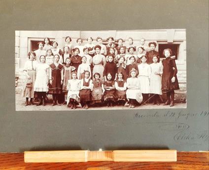 Foto di gruppo scolastico Fotografo Francesco Penco Trieste 1911 - copertina