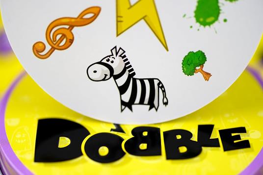 Asmodee: Dobble, Eco-Sleeve, Divertente Gioco da Tavolo per Tutta la Famiglia, 2-8 Giocatori, 6+ Anni, Edizione in Italiano - 4